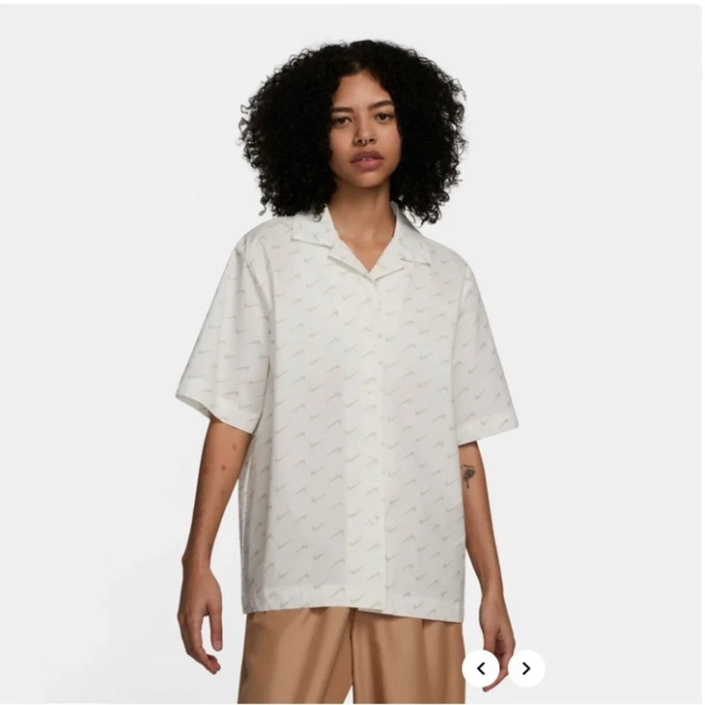 Nike Sportswear Everyday Modern Woven Top White Swoosh Print Womens‎ Size Medium